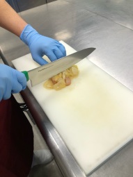 利用者様のご希望に合わせて加工します。刻み食やペーストなど 召し上がって頂けることは、私たちのやりがいと喜びに繋がります。