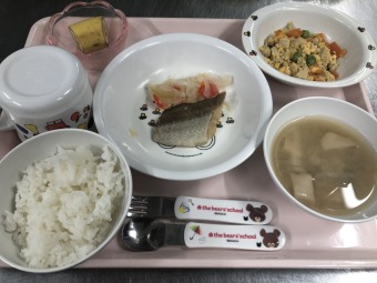 アレルギー対応。混入を防ぐ為、トレーの色を変えて対応しています。
